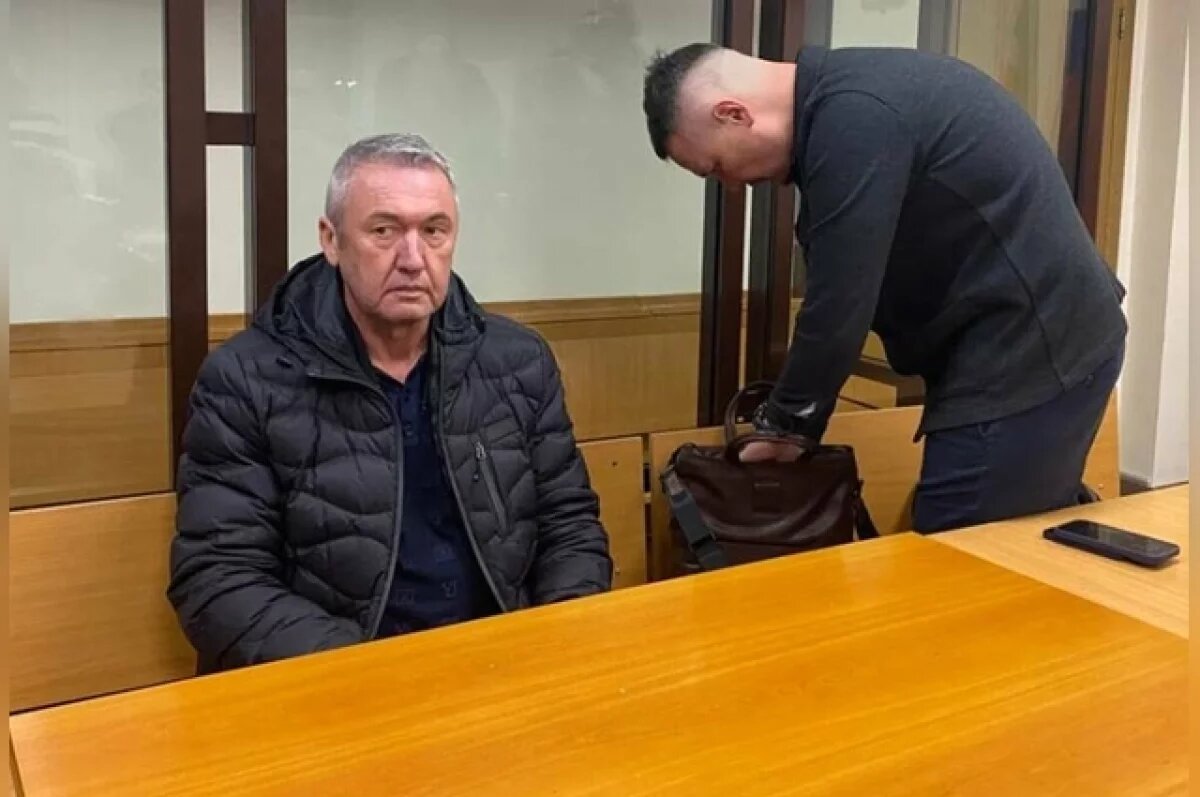    Пока Миннуллин лечится за решеткой, его супруга доказывает в арбитраже, что полмиллиарда рублей в ее декларациях — это не деньги мужа, а доход от ресторанного бизнеса.