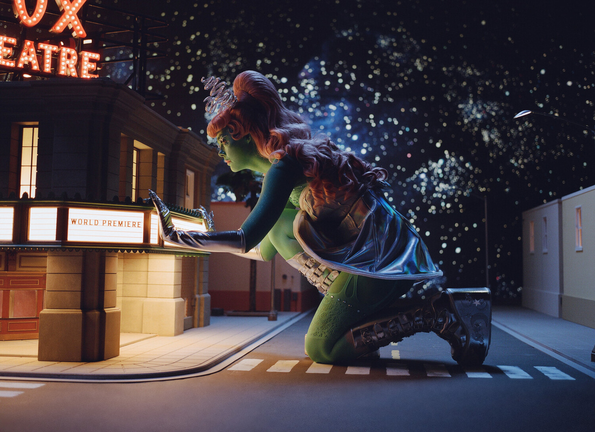 Кадр из мини-сериала "У Марго проблемы с деньгами / Margo's Got Money Troubles" (источник: https://ru.kinorium.com/11070518/gallery/?photo=56495876) 