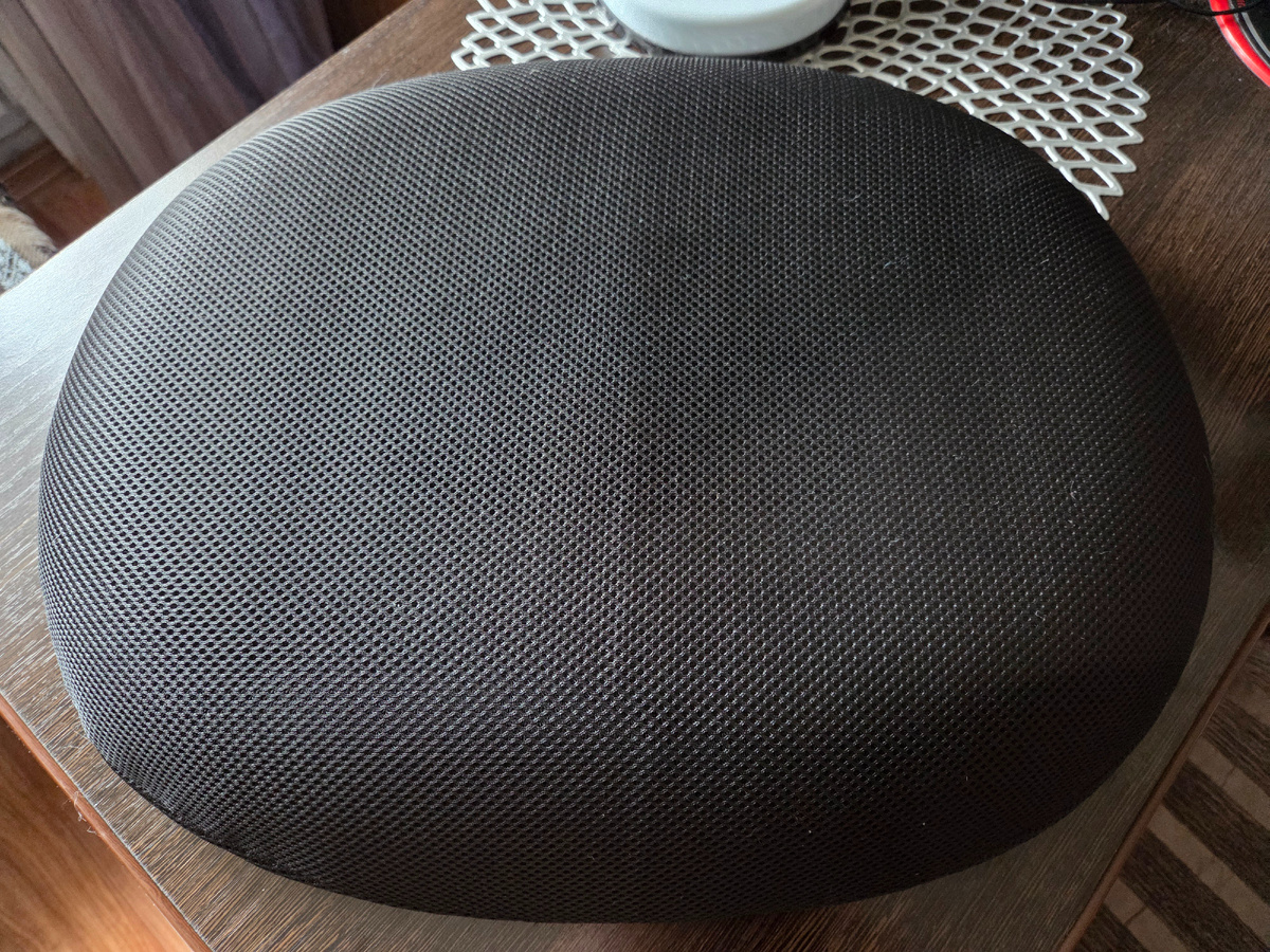 Лицевая сторона. Размер 48x38x8 см. Сделана она из упруго-эластичного пенополиуретана (анатомическая пена), не бойтесь, что она очень твёрдая, совсем нет. Пенополиуретан адаптируется под форму тела, поддерживает его, и возвращается в исходное состояние, что гарантирует комфортное использование подушки для копчика при сидении на протяжении многих лет.