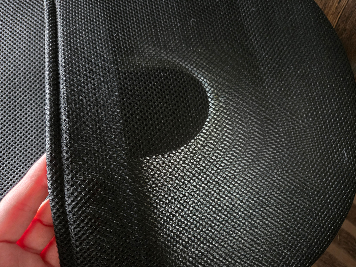 В центре находится отверстие, размером 21 см.