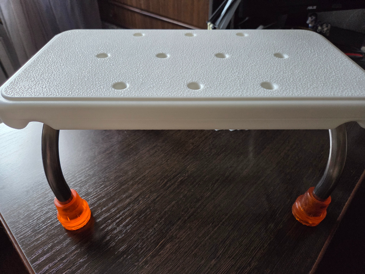 Мне была важна высота. Многие производители делают её для здорового человека, которому поднять ногу на высоту 23 см не сложно. Именно таких ступенек много. У этой высота 17 см, я бы и ниже купила (15-16см,) но таких нет. 