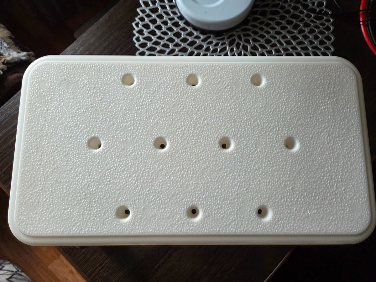 Размер 40х22см. Ноги устанавливаются хорошо. Сделана из прочного пластика