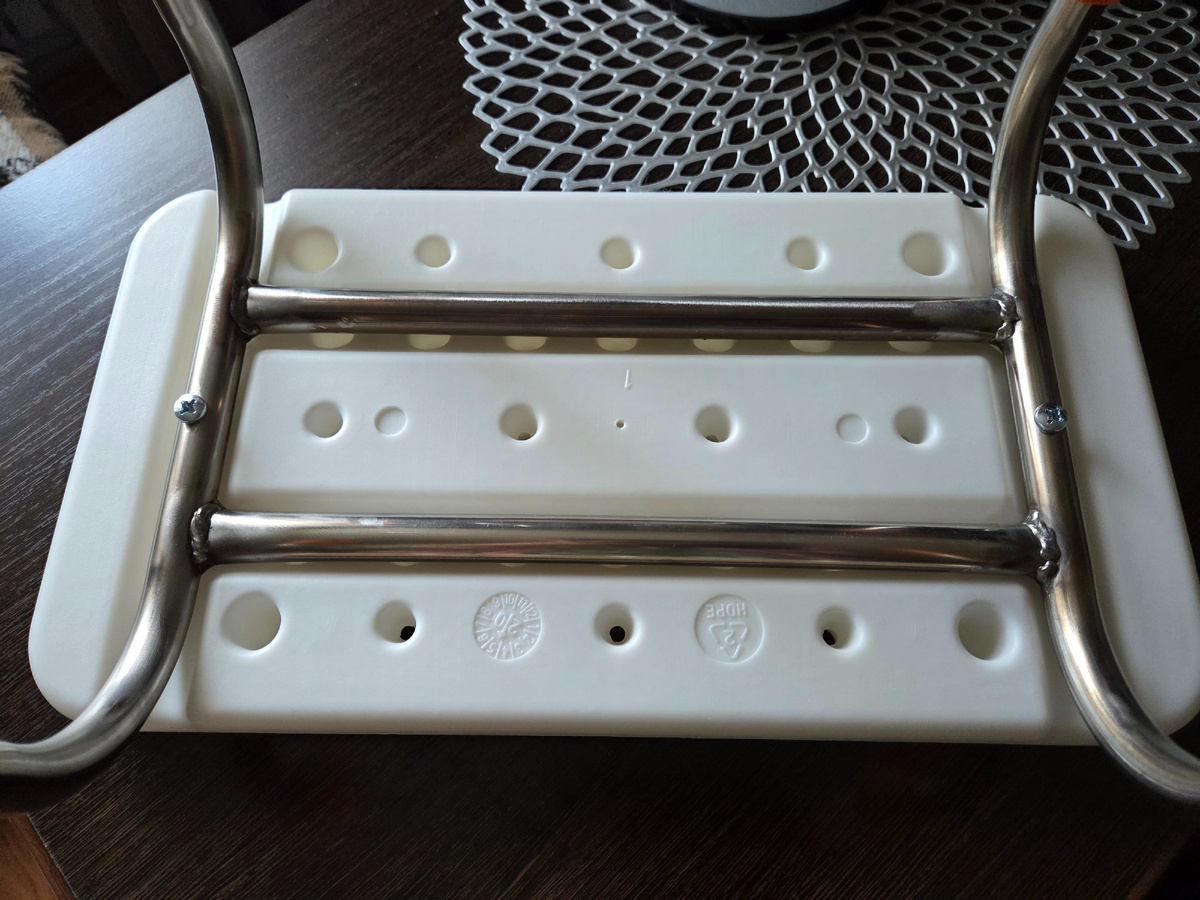 Ножки сделаны из нержавейки. Выдерживает вес до 140 кг, так утверждает производитель. Каркас не позволит ступеньке разломиться. Тяжёлая и это хорошо.