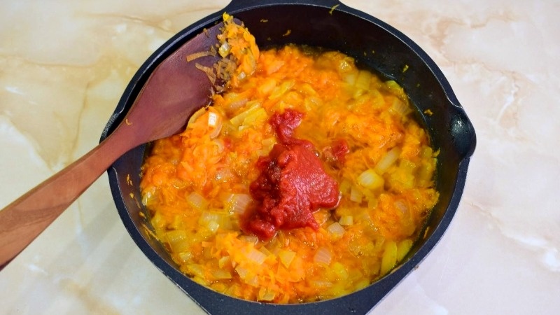 Добавьте томатную пасту