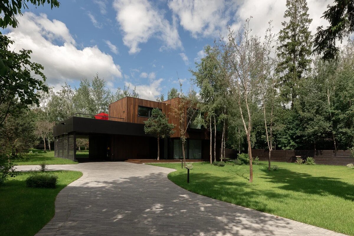 Современный дом, который не спорит с лесом, а встраивается в него