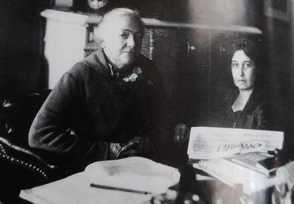 Анжелика Балабанова слева и Клара Цеткин справа