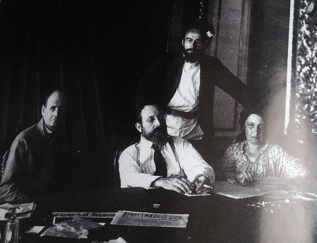 Анжелика Балабанова справа с соратниками