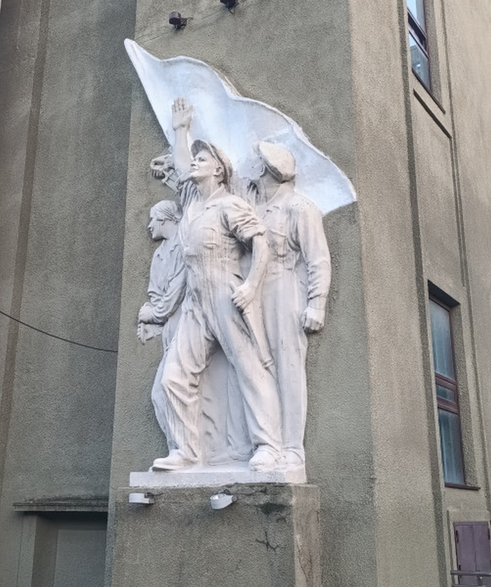 Рис. 1. Барельеф на здании 1-й подстанции Московского метрополитена