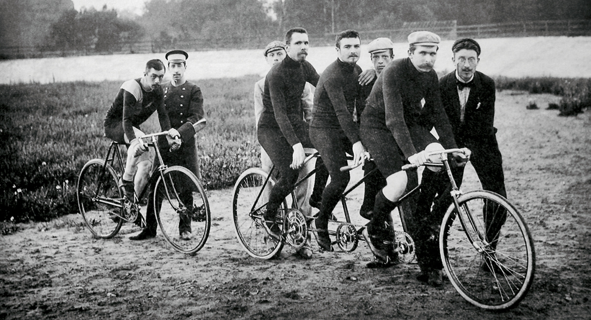 Вот обещанная статья в стиле «Диванного энциклопедиста». Продолжаем спортивную тему, но уходим в глубину веков — в дореволюционный Нижний Новгород. Спойлер: купцы гоняли на лодках, велосипедисты шокировали публику, а первый стадион появился ещё при царе.
