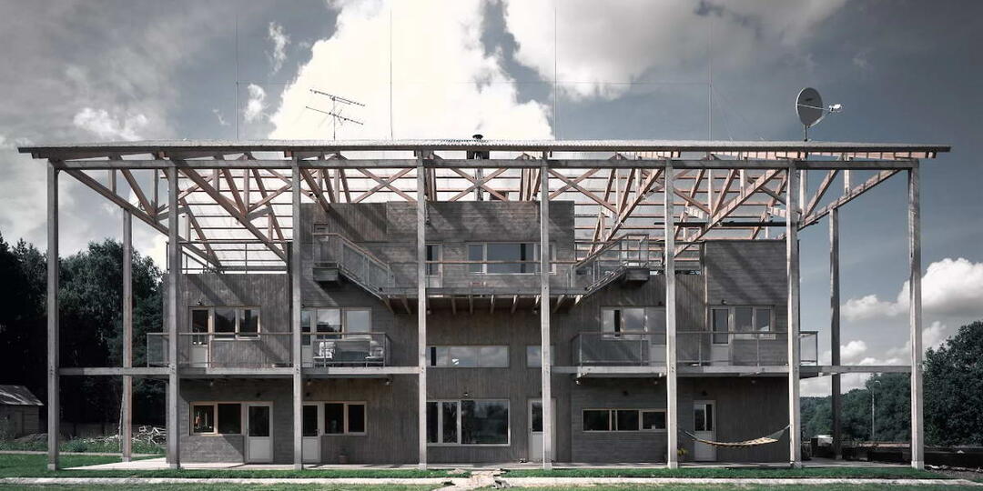 Дом с наружным каркасом в России и ещё 3 дома в обзоре по понедельникам