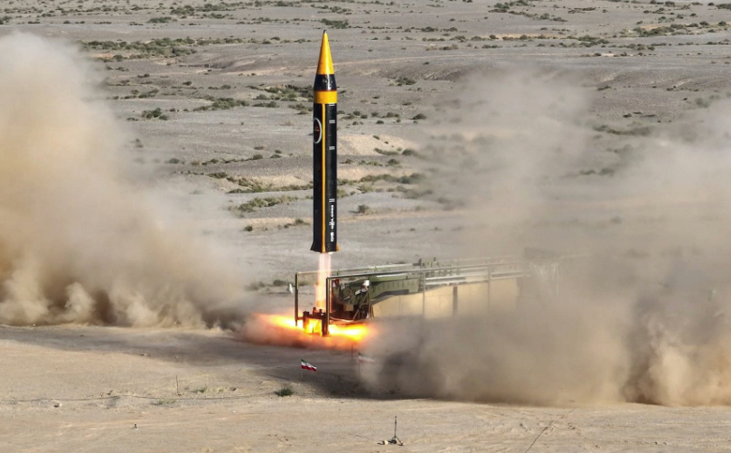 Баллистическая ракета «Хоррамшахр-4» с дальностью полёта 2000 км, запущенная из нераскрытого места в Иране © Via Reuters