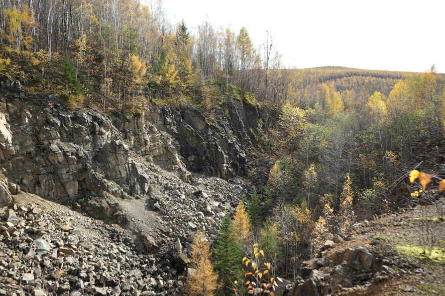 Второй карьер. Выработка прошлась по рудной зоне, оставив своеобразную "канаву".