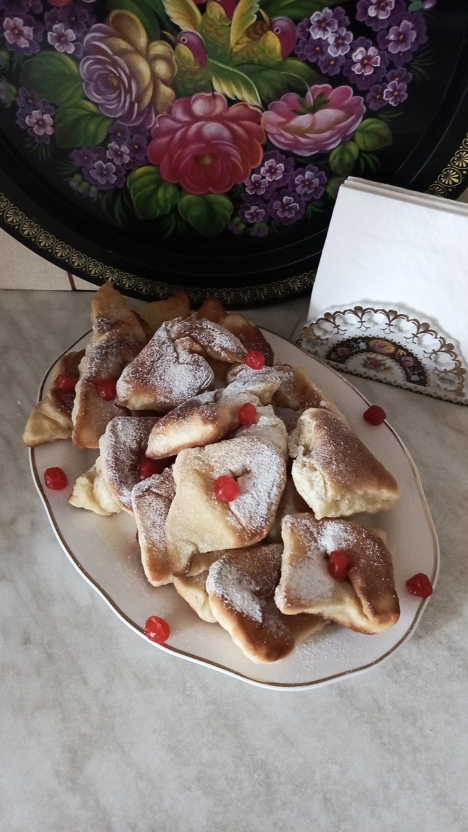 Пышки - орешки на сервировочном блюде.Фото автора.