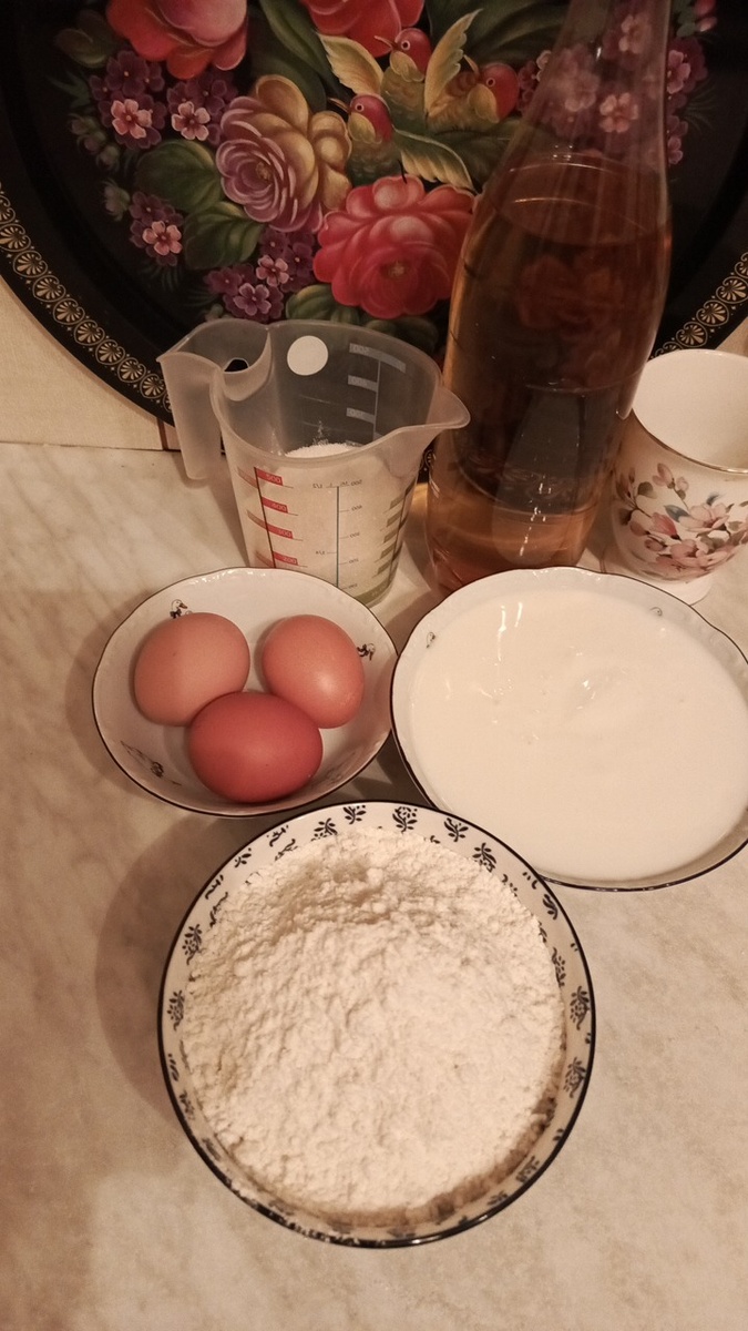 Подготовить продукты. Мука, яйца, сахар, кефир, растительное масло. Фото автора.