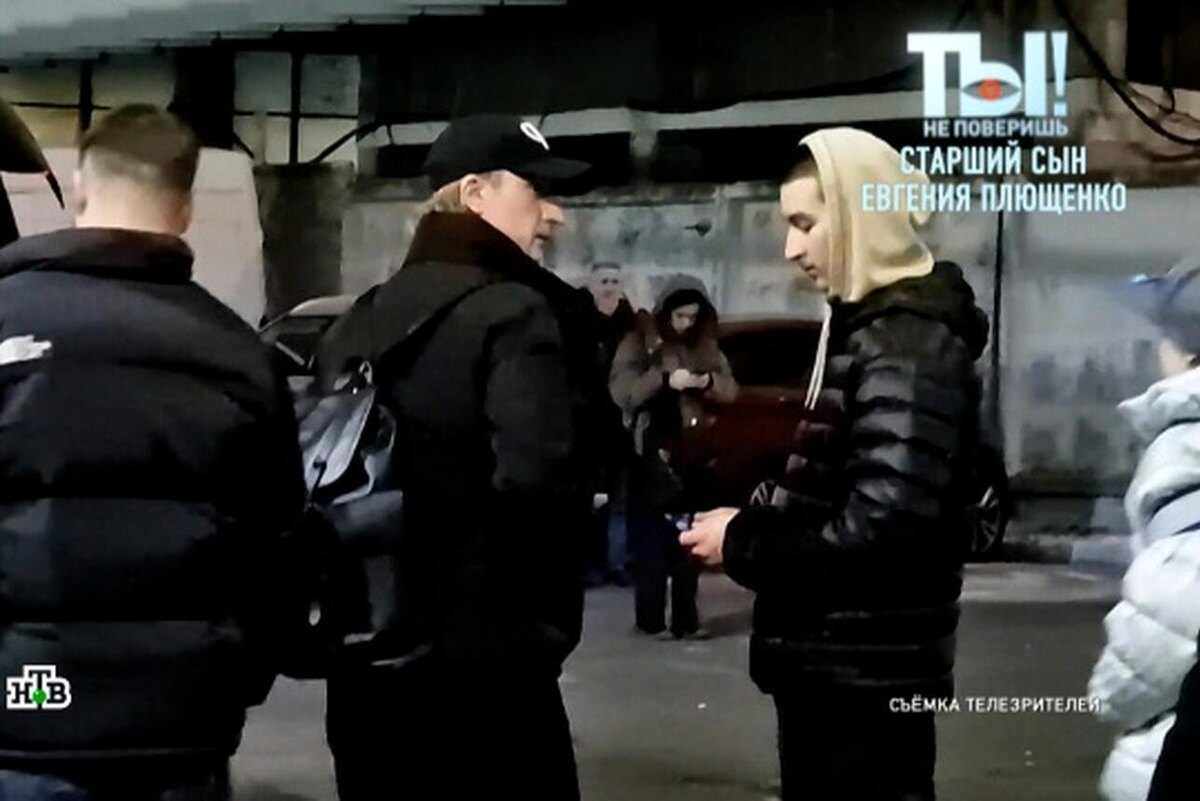    Встреча Евгения Плющенко со старшим сыном. кадр передачи.