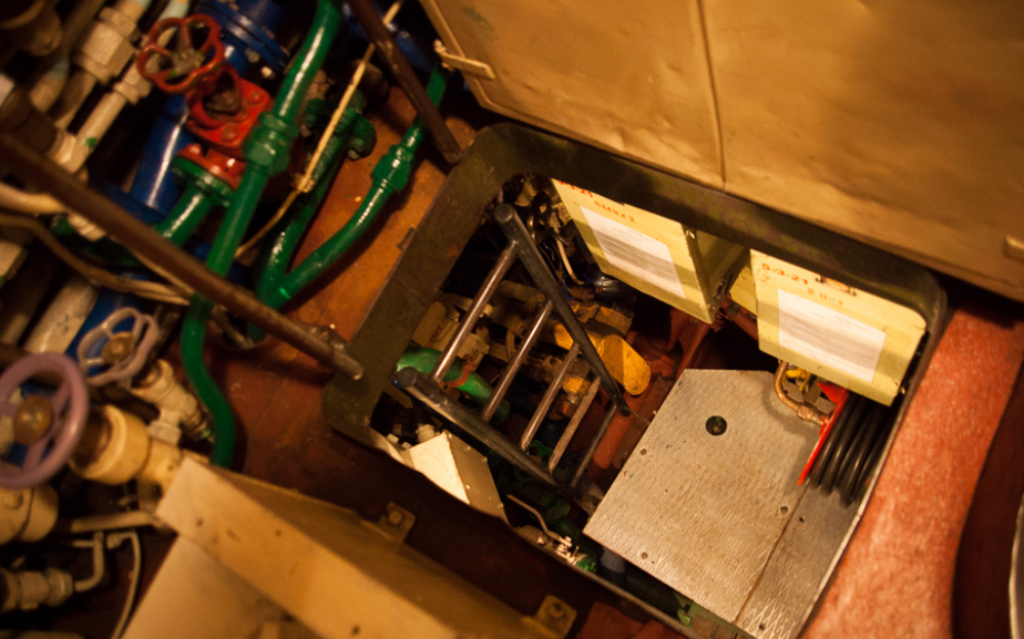 Трап в трюм центрального поста. Справа вверху дверцы силового электрощита РЩ-1. Фото: sibnarkomat.livejournal.com