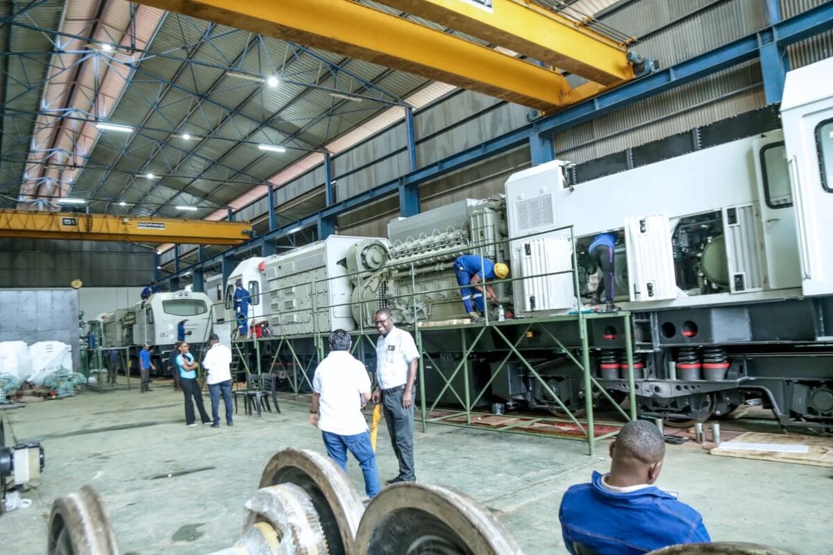 Крупноузловая сборка локомотивов модели H10 в депо Tanzania Railways Corporation в Дар-эс-Саламе. Источник: Ahmad Issa Michuzi