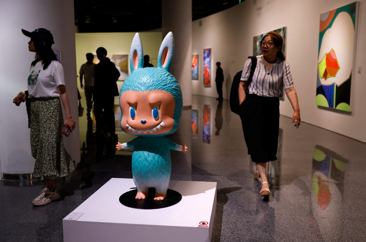 Ростовая кукла Лабубу на аукционе