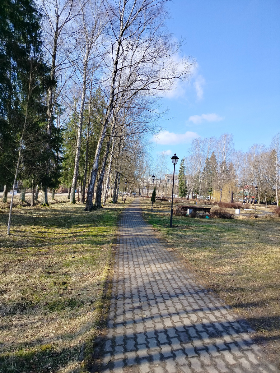 Облаков на небе немного, дорожки сухие