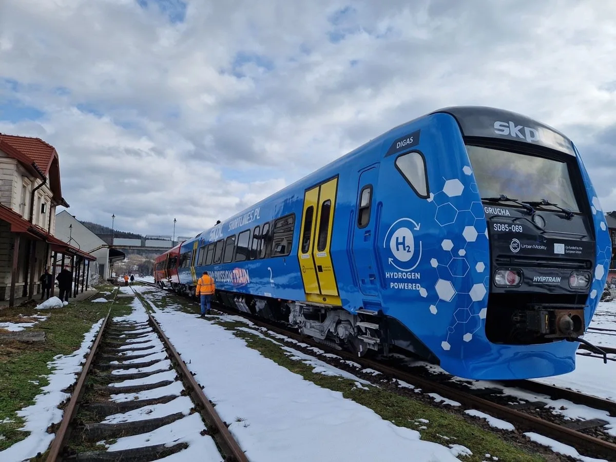 Двухвагонный состав DM90, оснащенный в рамках модернизации водородным двигателем внутреннего сгорания. Источник: Rynek Kolejowy
