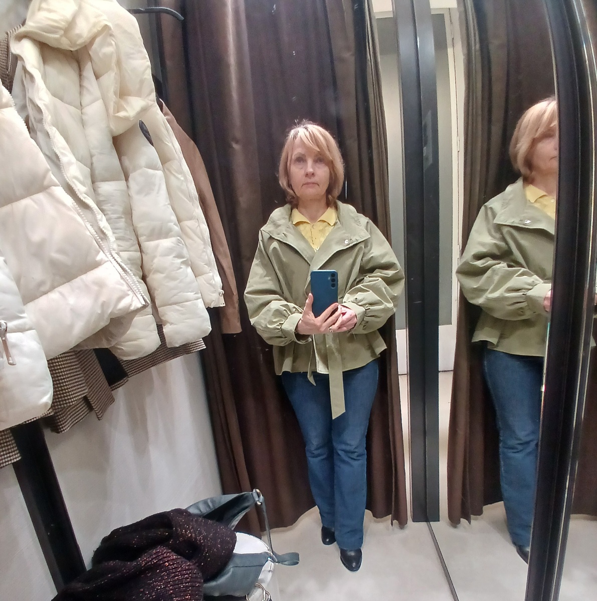 Цену  около 50 евро, подклад из ацетата.