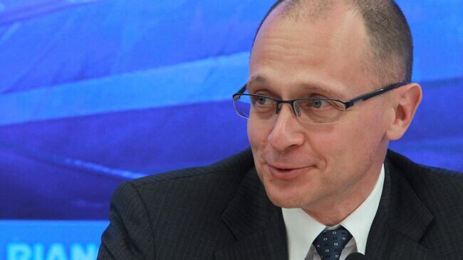 Кириенко в камуфляже и с автоматом в руке