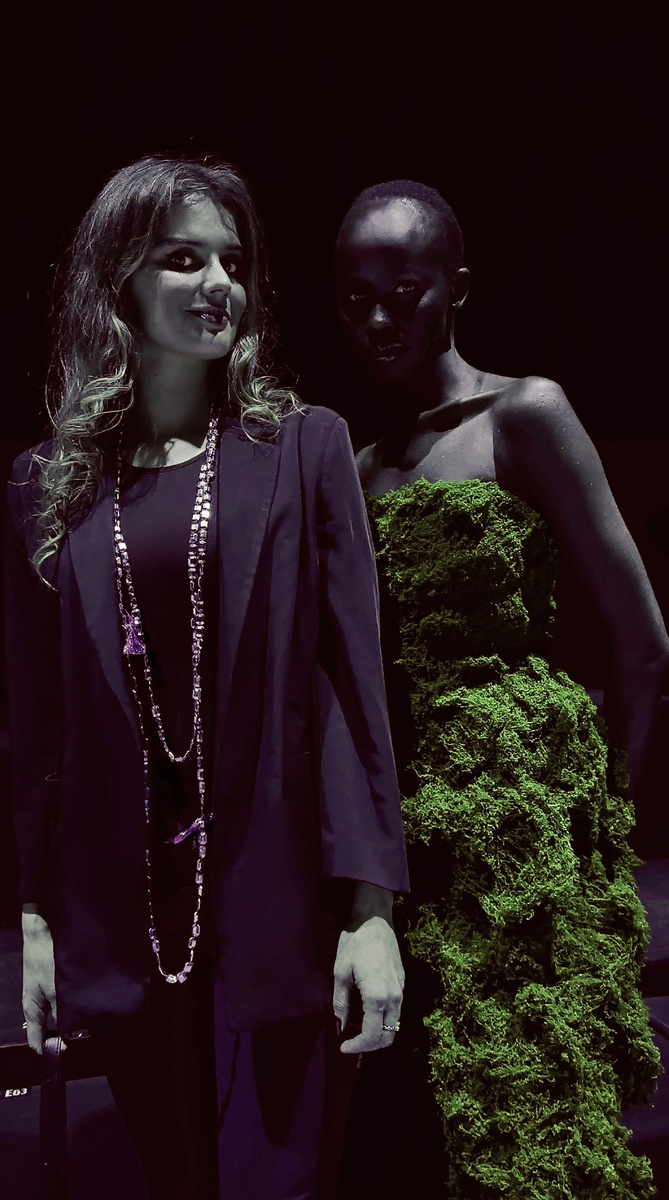 Участница дефиле, чье платье сделано из мха. По ней всегда можно найти север