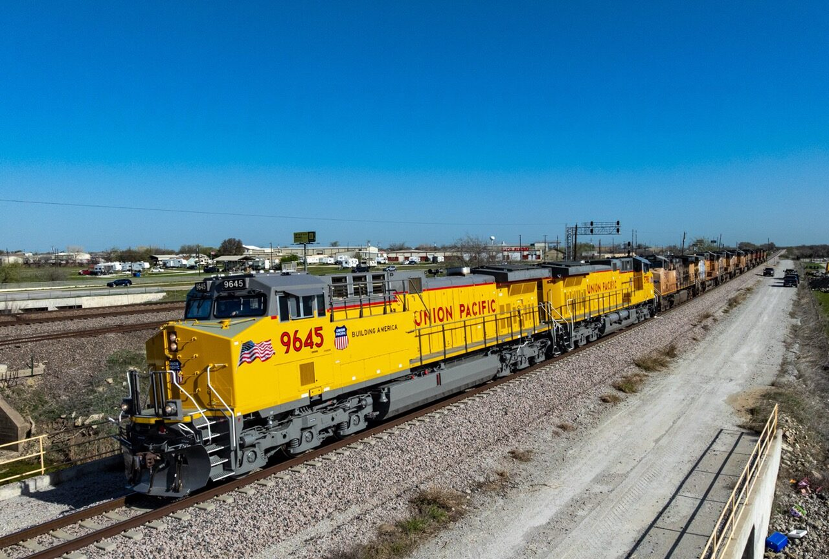 Магистральные тепловозы AC4400 в Джастине (Техас), март 2025 года. Источник: David Hawkins/railpictures
