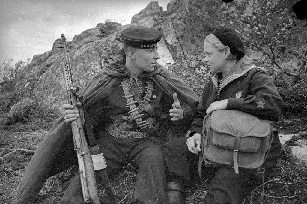 Евгений Халдей.
Санинструктор Нина Буракова. Северный флот.
Дата съемки: 1942 год. Источник russiainphoto.ru.