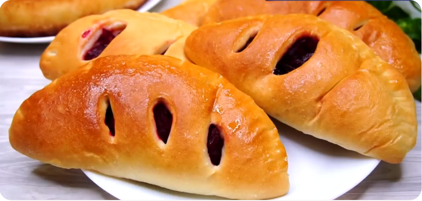 Пирожки как пух. Плюс этого теста в его универсальности. Готовится без яиц, молока и кефира, хоть в духовке выпекай, хоть в сковороде жарь..