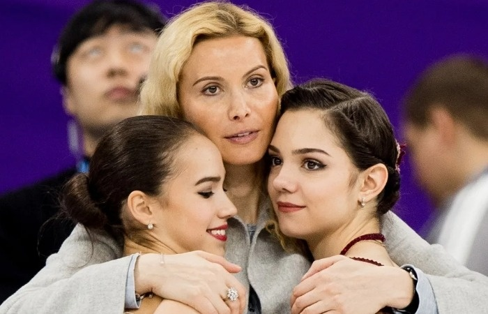 Этери Тутберидзе с Алиной Загитовой и Евгенией Медведевой