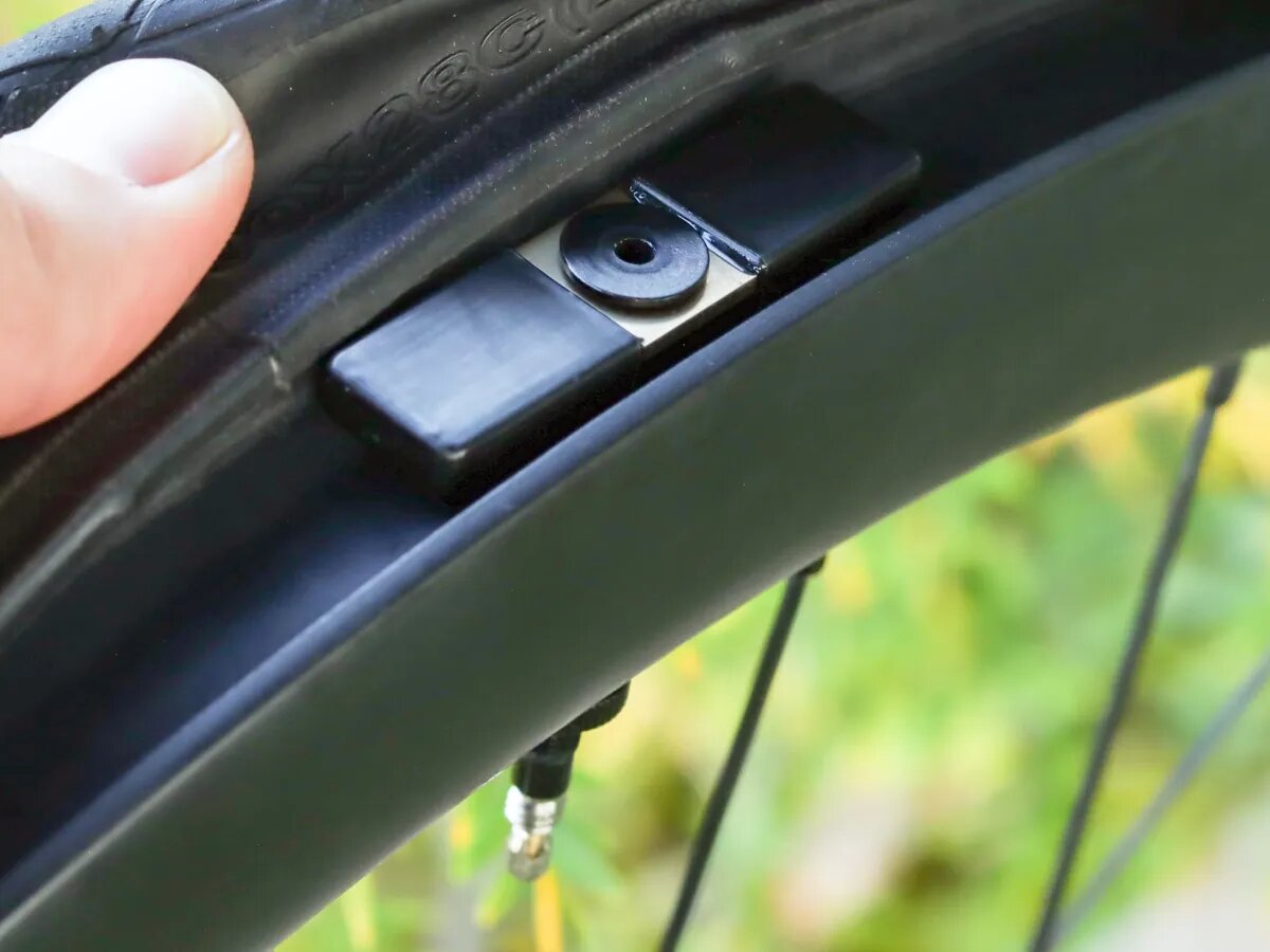    Датчик Outrider TL Mini отслеживает давление в шинах велосипеда в реальном времени