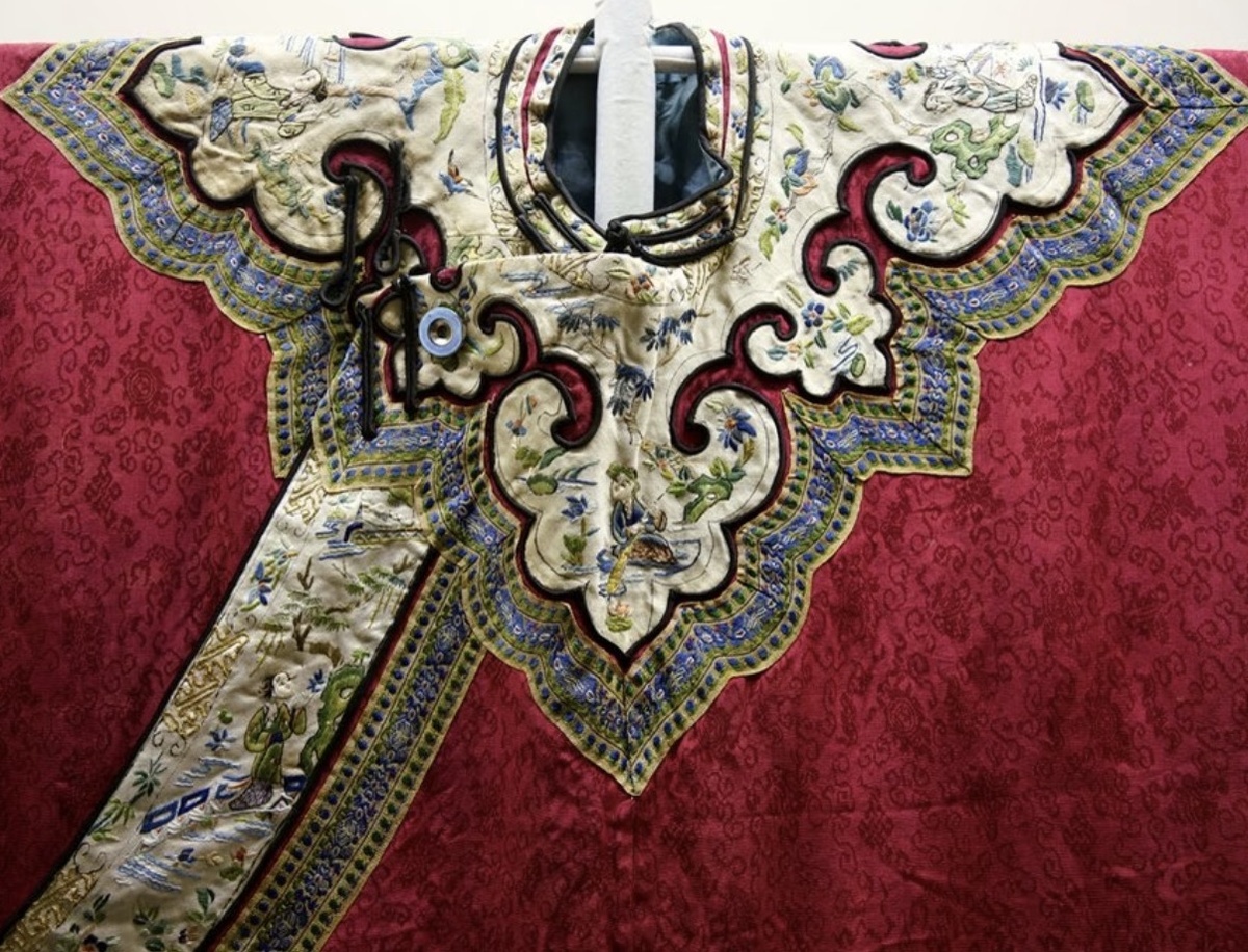 Название экспоната в оригинале: 清代镶花绦八吉祥红洋绉女夹袄. Подробное описание ниже