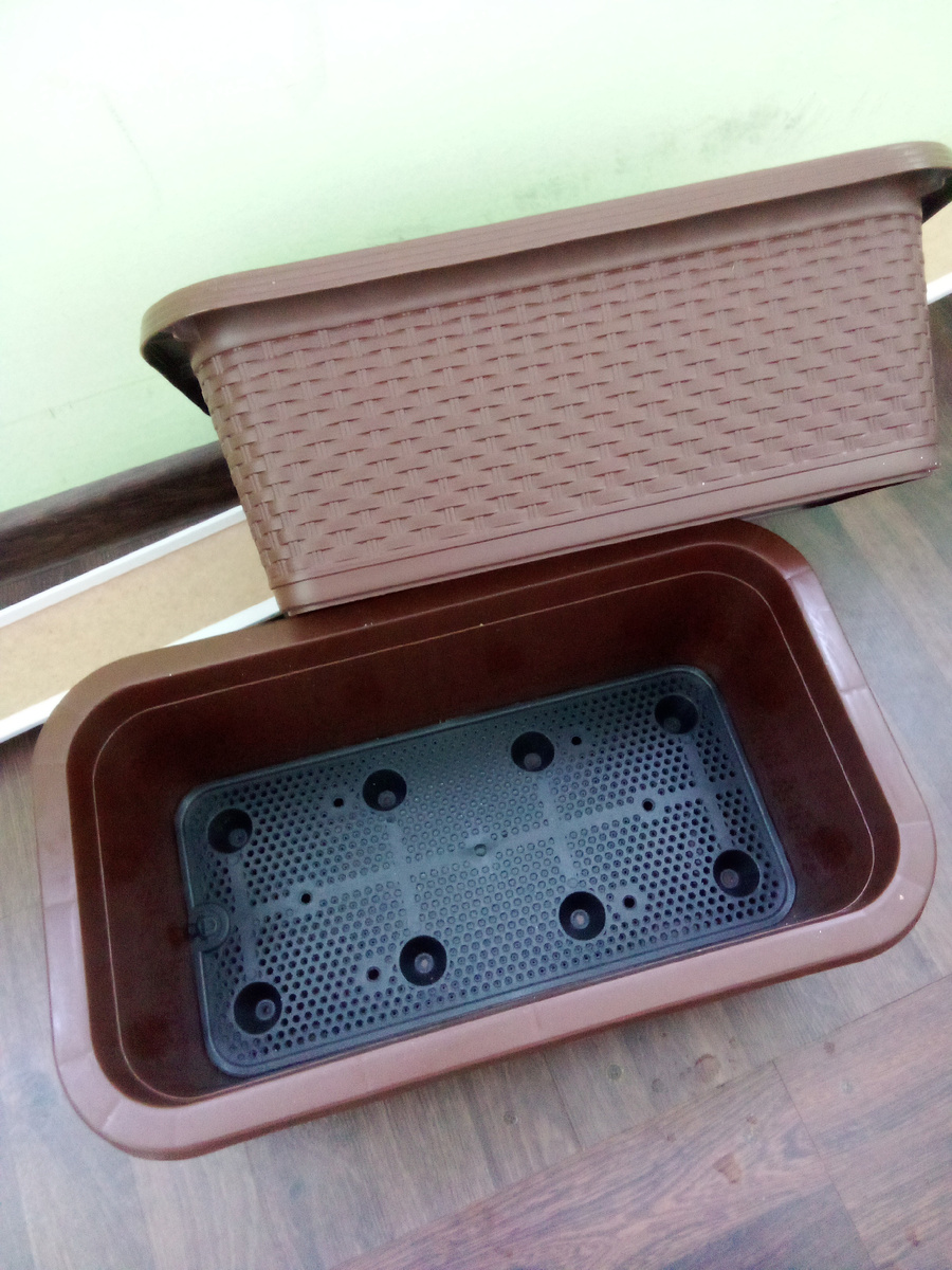 В статье все фото авторские. Сзади ящиков можно видеть панельку - будущий доп.подоконник. У мужа в голове уже заработала инженерная мысль))) как сделает, покажу)