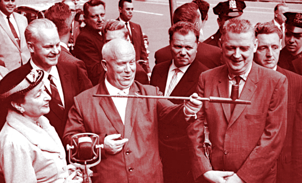 Никита Сергеевич изучает трубку североамериканских индейцев. США, 1959 г.