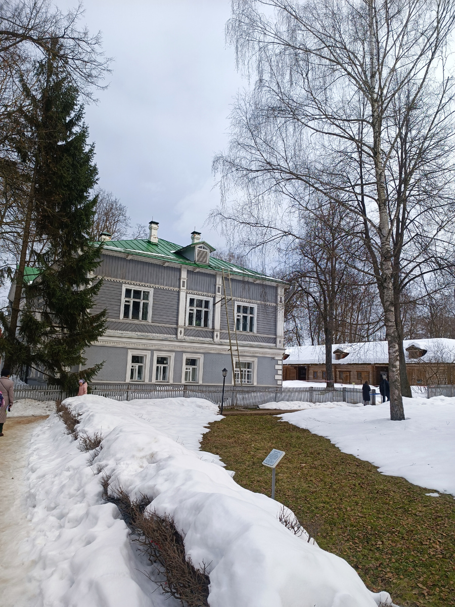 Сама усадьба спрятана в глубине сада - маленький двухэтажный домик