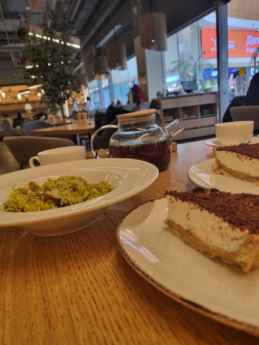 Взяли пасту и пирожное 