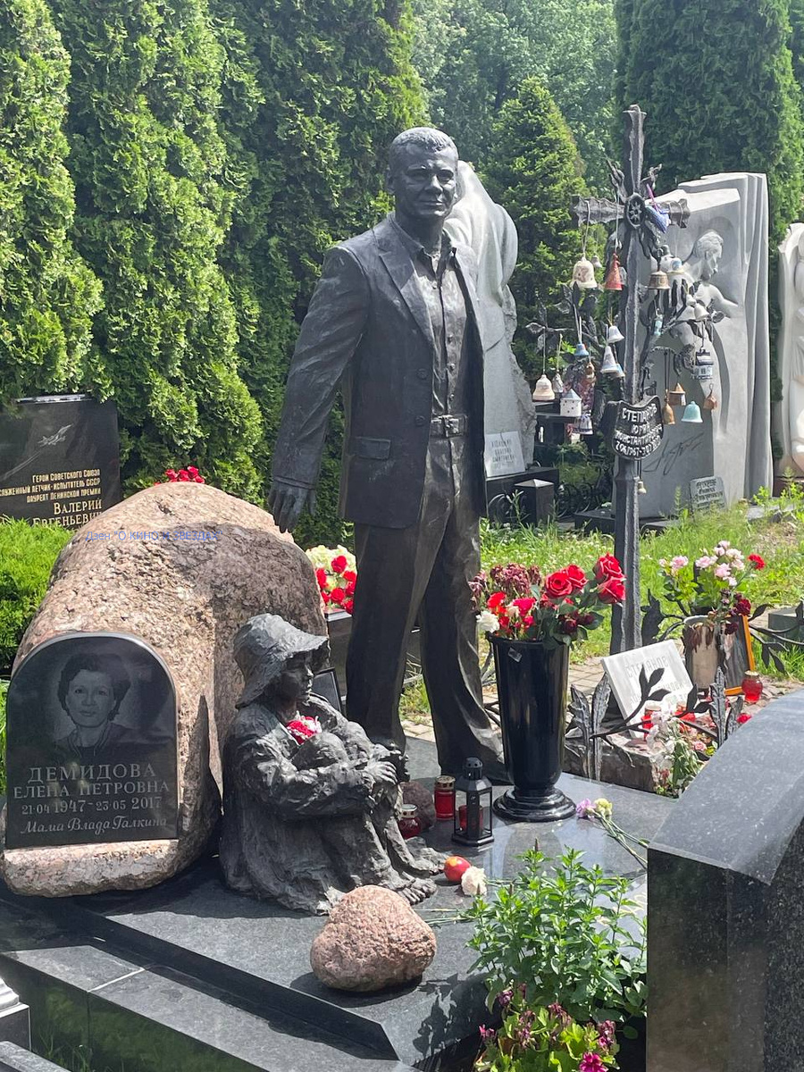 Скриншоты из видео, которое снимали авторы канала "О КИНО И ЗВЕЗДАХ"