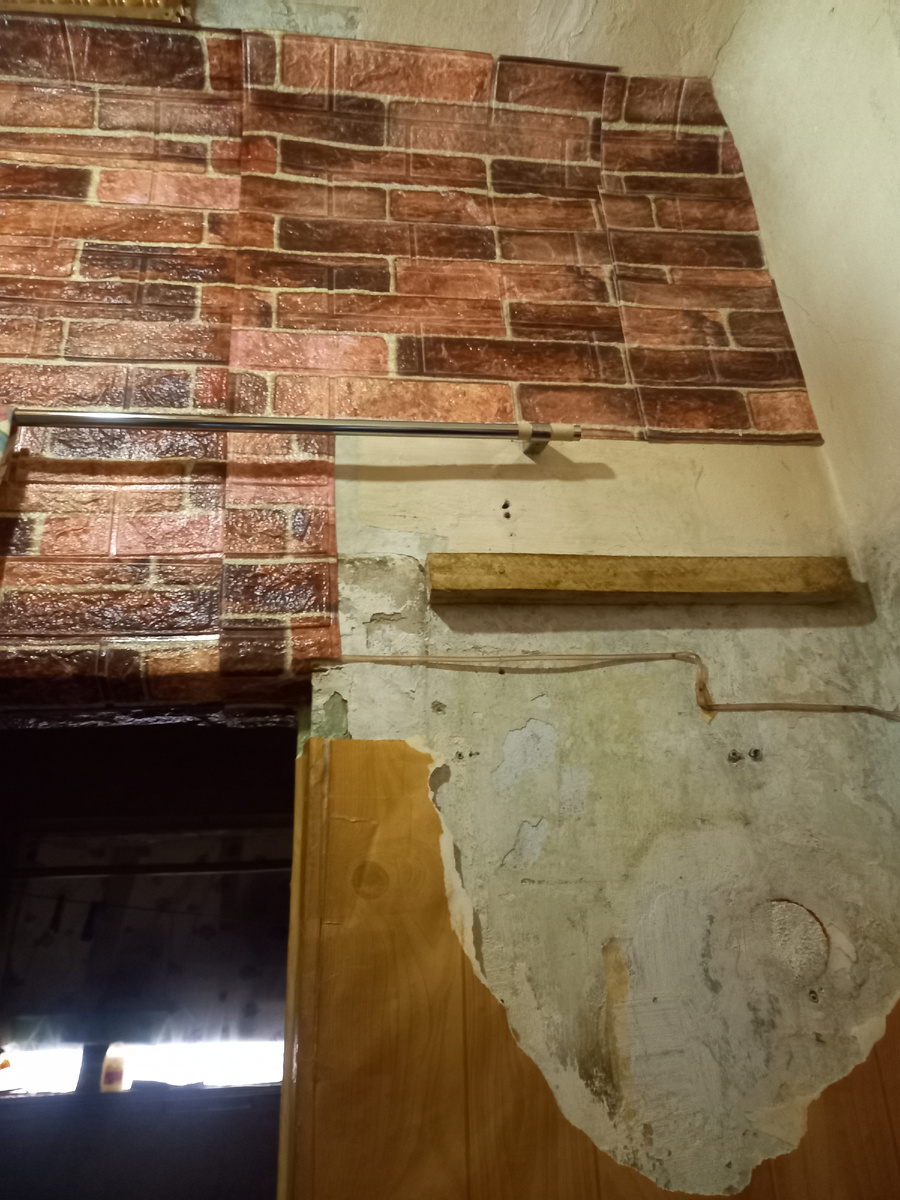 Деревяшка, которая раньше была опорой для антресоли