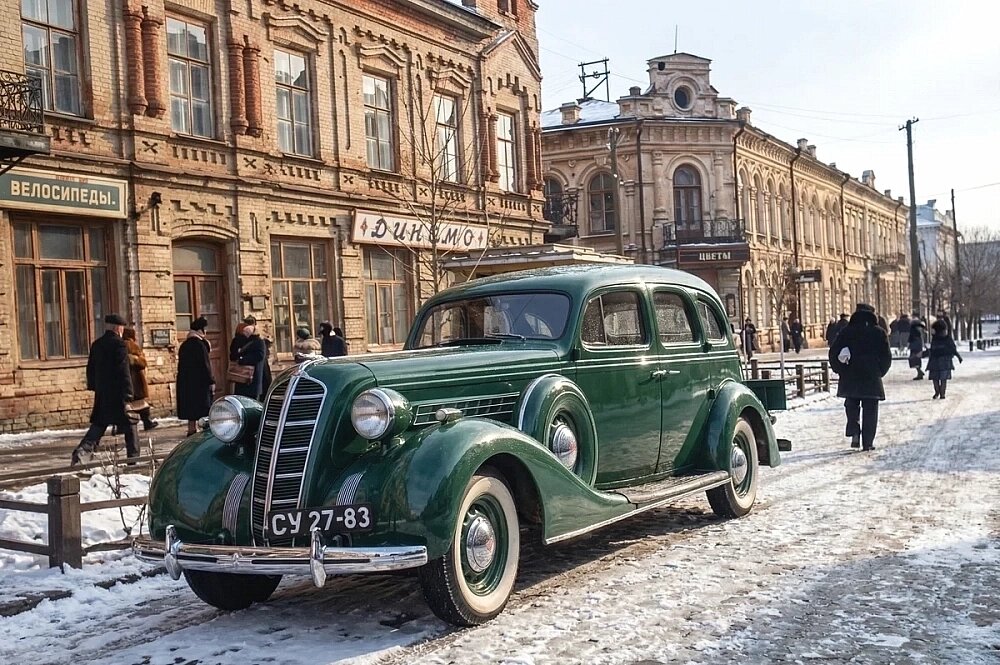    Так увидел в цвете автомобиль и сталинградские постройки ИИ. Фото: из архива краеведа Романа Шкоды