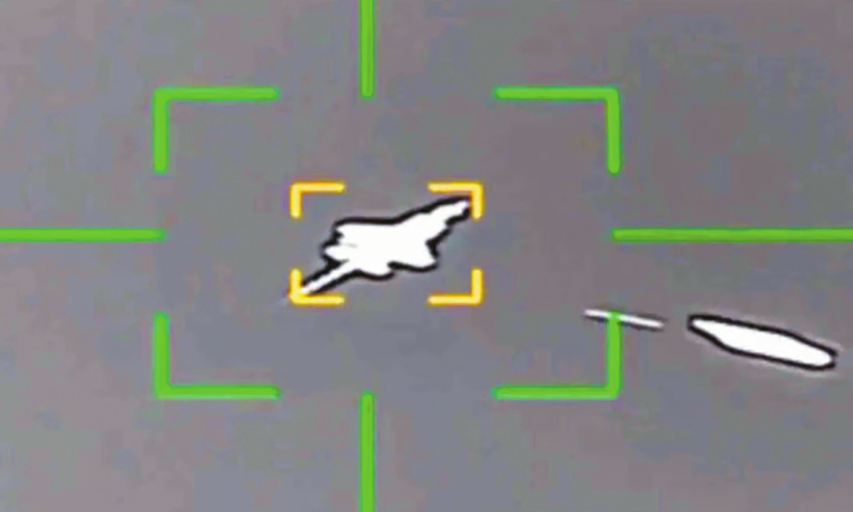 Скриншот видео иранского информационного агентства «Исламская Республика» в Сети, на котором запечатлен F-35, поражаемый иранской системой ПВО Baidu.com