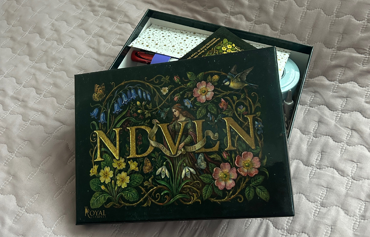 Крышка - уже произведение искусства, мне очень нравится оформление