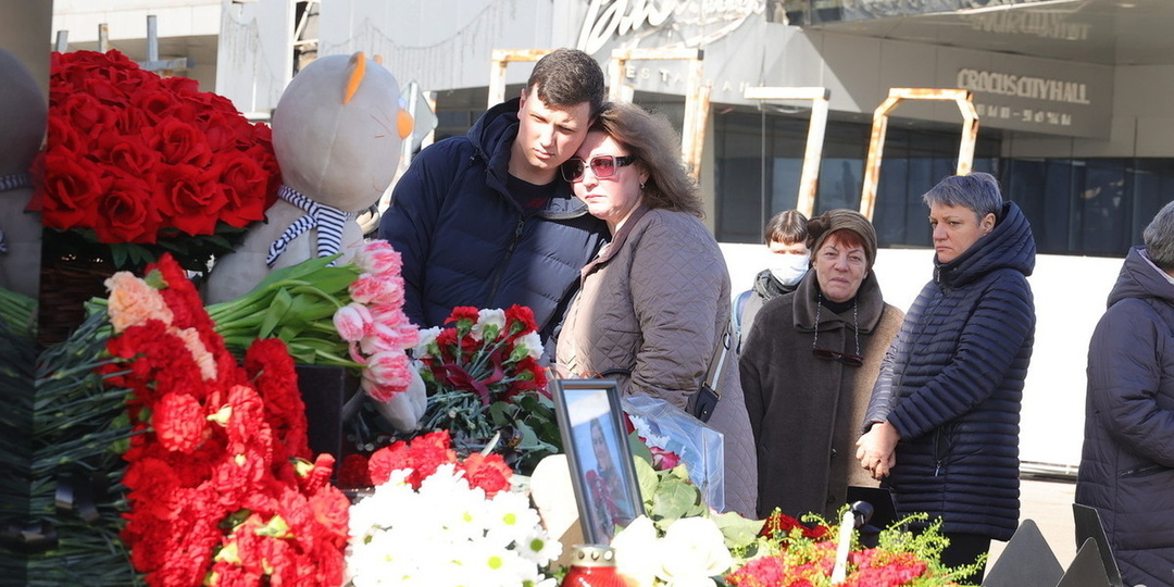 «Это нам еще повезло»: что говорили выжившие у мемориала в «Крокусе»