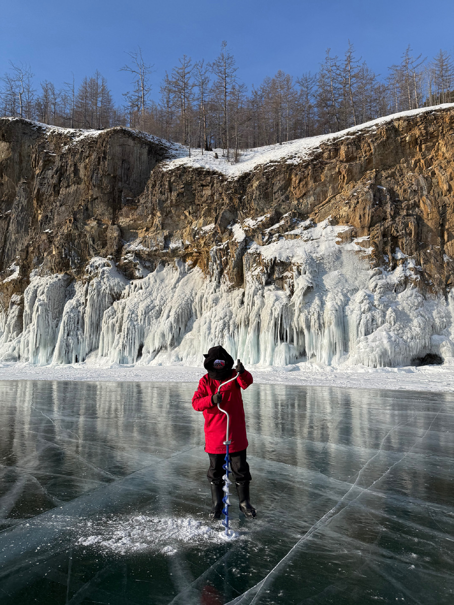 Добываю воду на Байкале