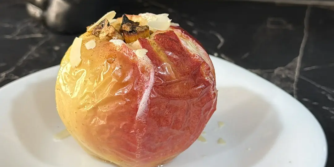 Запеченные яблоки с орехами и сухофруктами