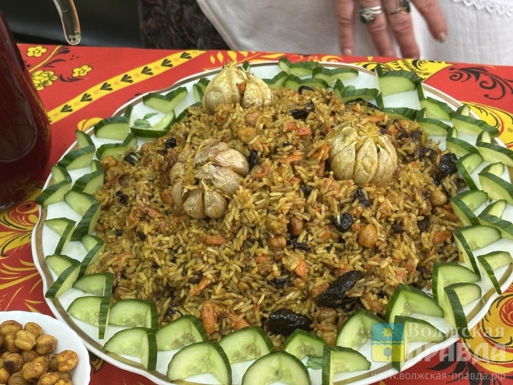     Нарциссы из редиса и сладкие шишки из «картошки»: чем удивляли храмы Волжского на VI фестивале постной кухни
