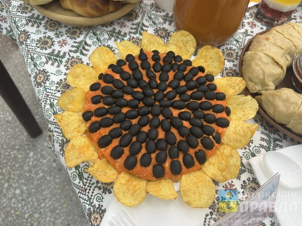     Нарциссы из редиса и сладкие шишки из «картошки»: чем удивляли храмы Волжского на VI фестивале постной кухни
