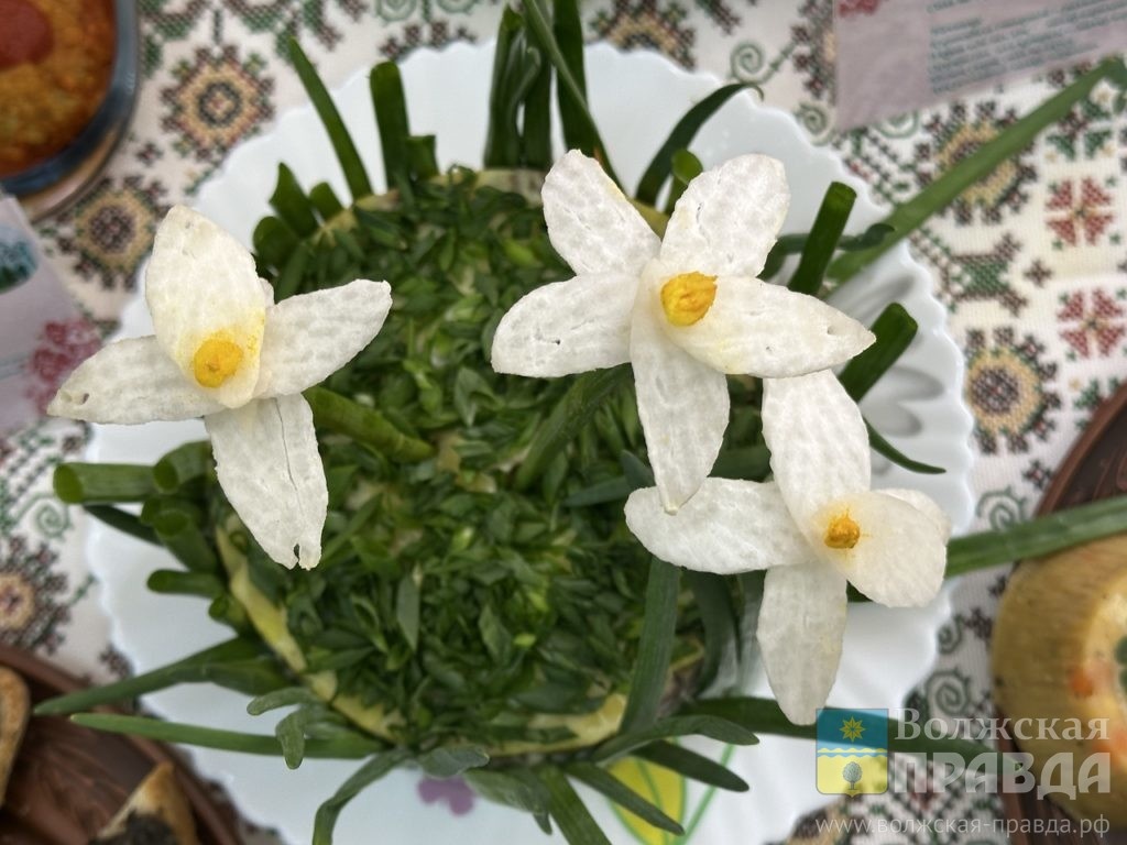     Нарциссы из редиса и сладкие шишки из «картошки»: чем удивляли храмы Волжского на VI фестивале постной кухни
