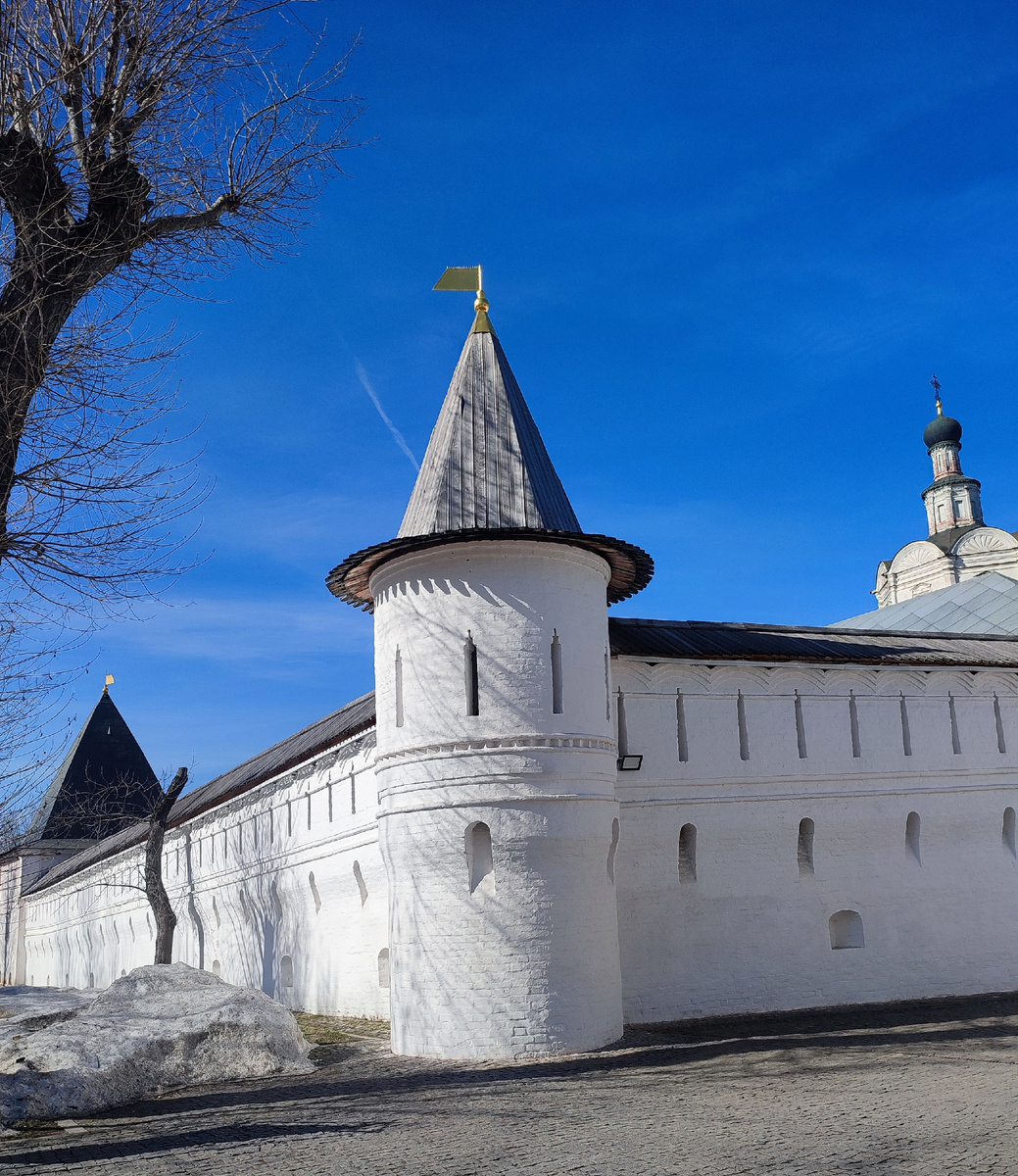 Древние стены. Эти стены построены в 17-18  веках. Ранее были деревянными.