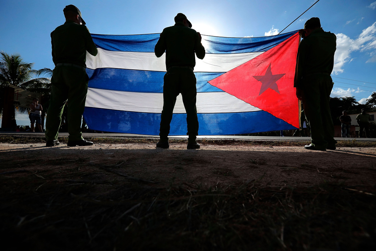    Куба армия, кубинский флаг солдаты (фото: Getty)